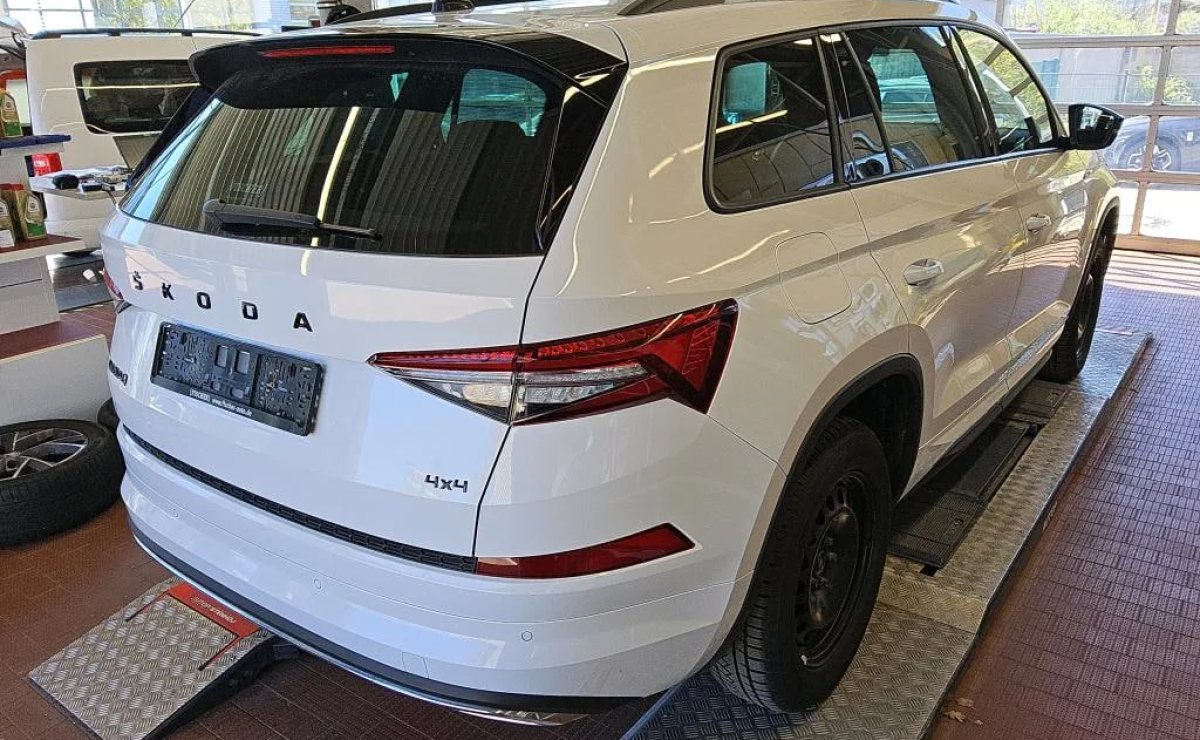 Skoda Kodiaq Sportline 4x4, 2023 рік, пробіг 103 300 км, Дизель — фото 3 з 11