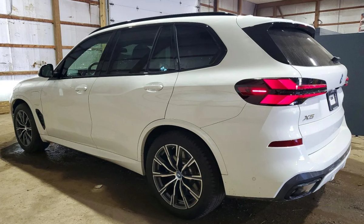 BMW X5 XDRIVE50E, 2024 рік, пробіг 32 600 км, Гібрид (PHEV) — фото 2 з 12