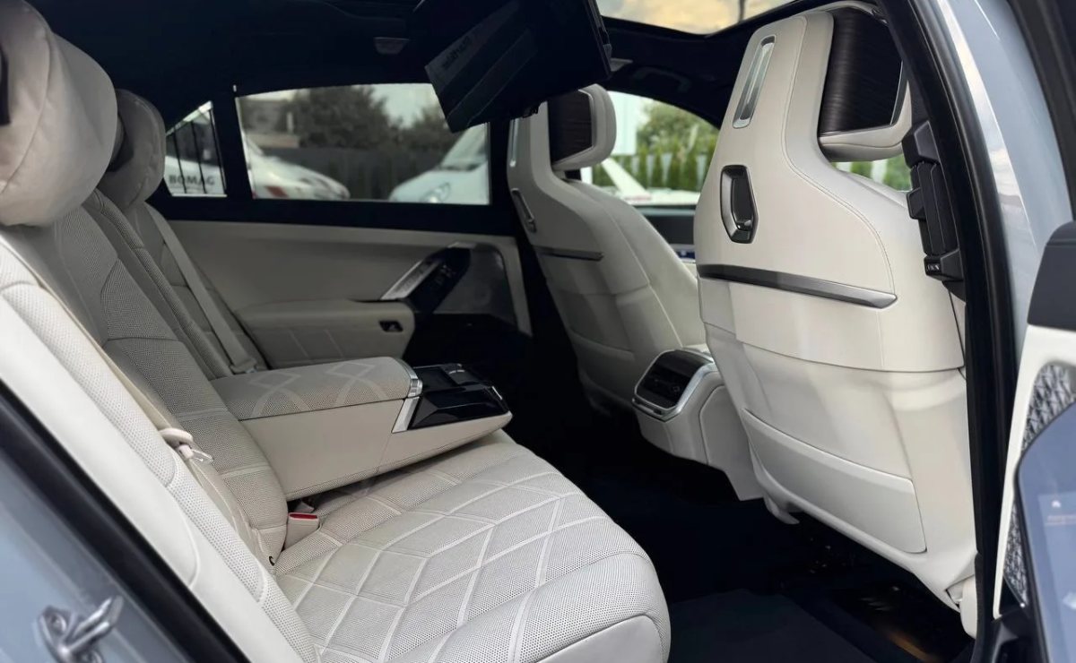 BMW i7 xDRIVE 60, 2022 рік, пробіг 49 800 км, Електро — фото 33 з 38