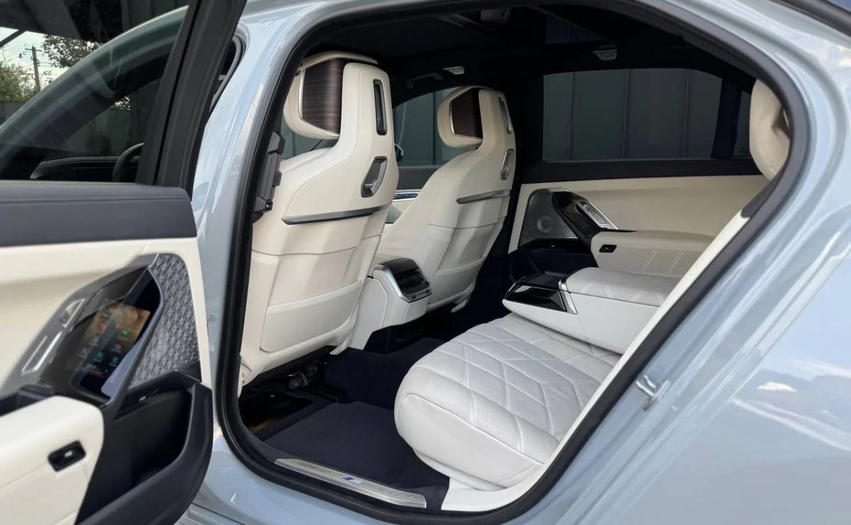 BMW i7 xDRIVE 60, 2022 рік, пробіг 49 800 км, Електро — фото 37 з 38